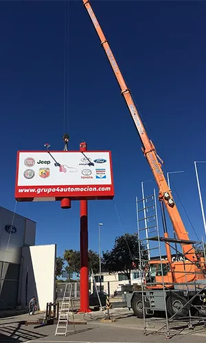 Monoposte de 25 m. de altura, con coronación de 12x3 m.